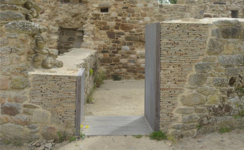 Différence entre les pierres contemporaines et les pierres anciennes du Château du Guildo