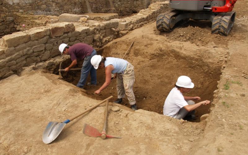 photo des fouilles archéologiques au château du Guildo.