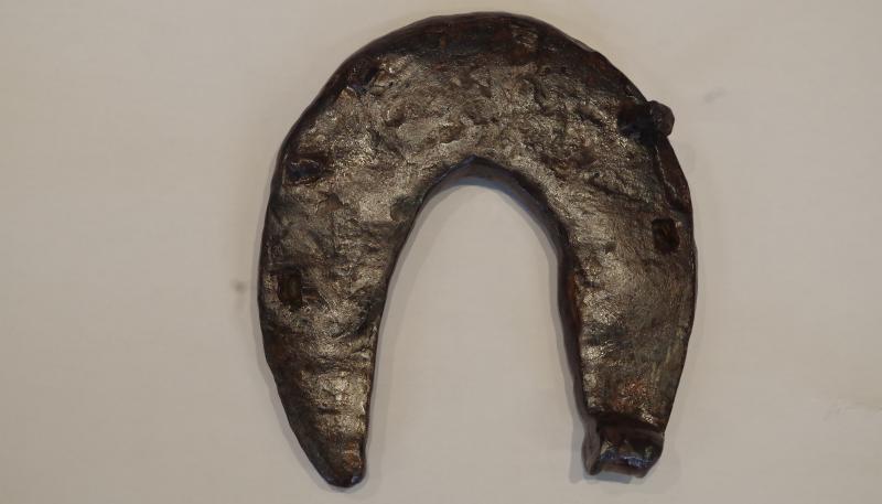 fer à cheval datant de l'époque médiévale, retrouvé lors des fouilles archéologiques programmées réalisé au Château du Guildo