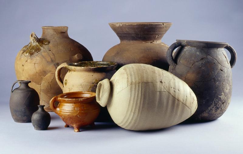 L'image montre des poteries et autre récipients médiévaux qui servaient à faire la cuisine, ces objets ont été retrouvé lors des fouilles archéologiques programmées réalisé par l'inrap au Château du Guildo...