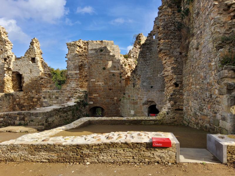 Encart en lave émaillé rouge présent sur le site du Château du Guildo.