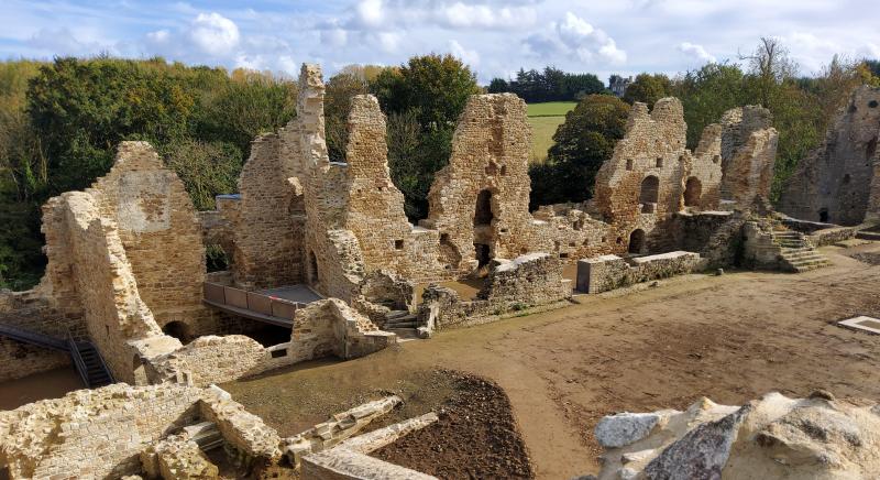 Ruine du Château du Guildo avec chemin d'accès PMR en terre.